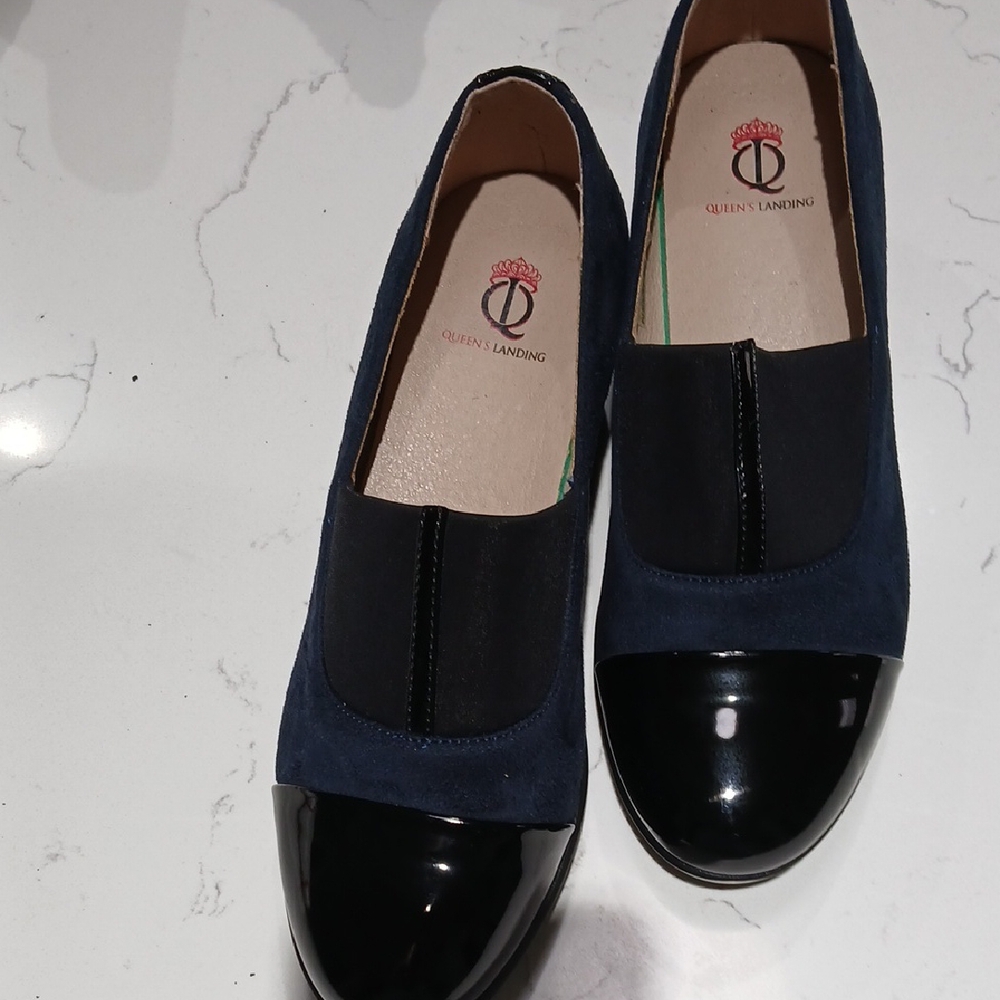 Elegant Blue and Black Flats with Glossy Toe Cap